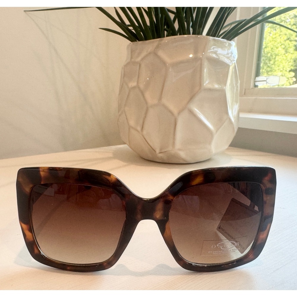 Oscar by Oscar de la Renta Tortoise Square Sunglasses Brown Gradient